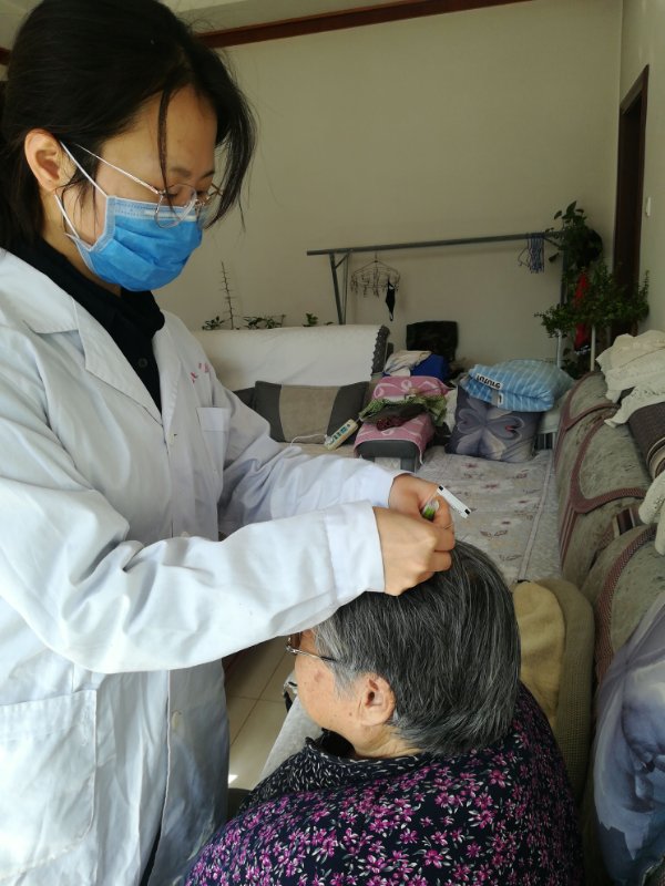 中医药工作者奋战一线